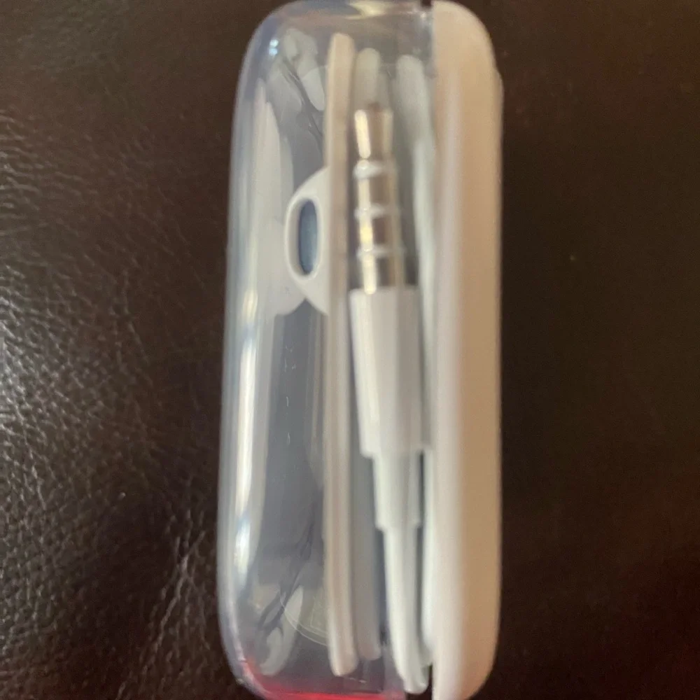 New Apple iPhone iPod Ear Buds in case